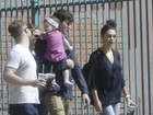 Mila Kunis vai visitar o marido Ashton Kutcher com a filha em set de filme 