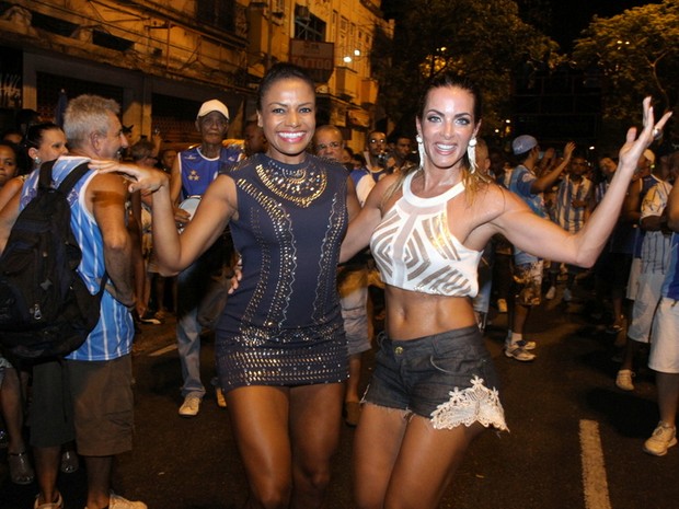 Quitéria Chagas e Carla Prata em ensaio de rua da Vila Isabel na Zona Norte do Rio (Foto: Daniel Pinheiro/ Divulgação)