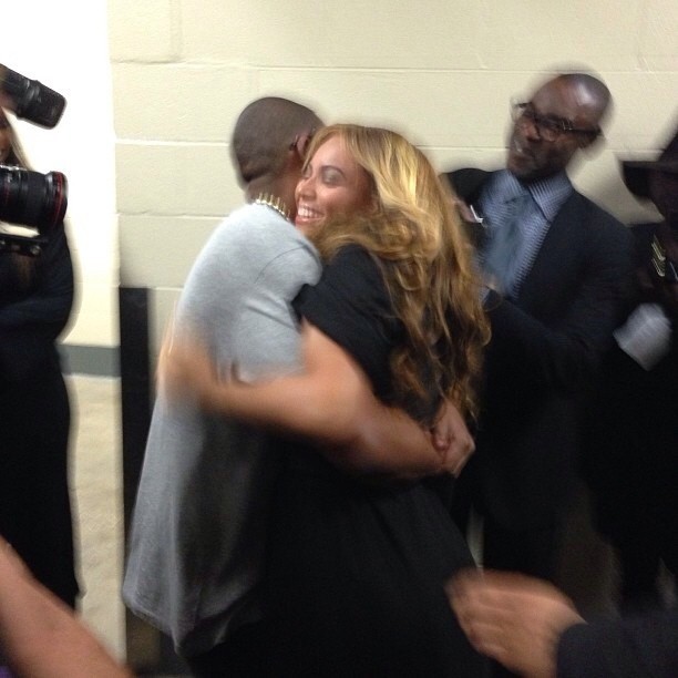 Beyoncé ganha abraço do marido, Jay-Z, após show no Super Bowl (Foto: Instagram/ Reprodução)