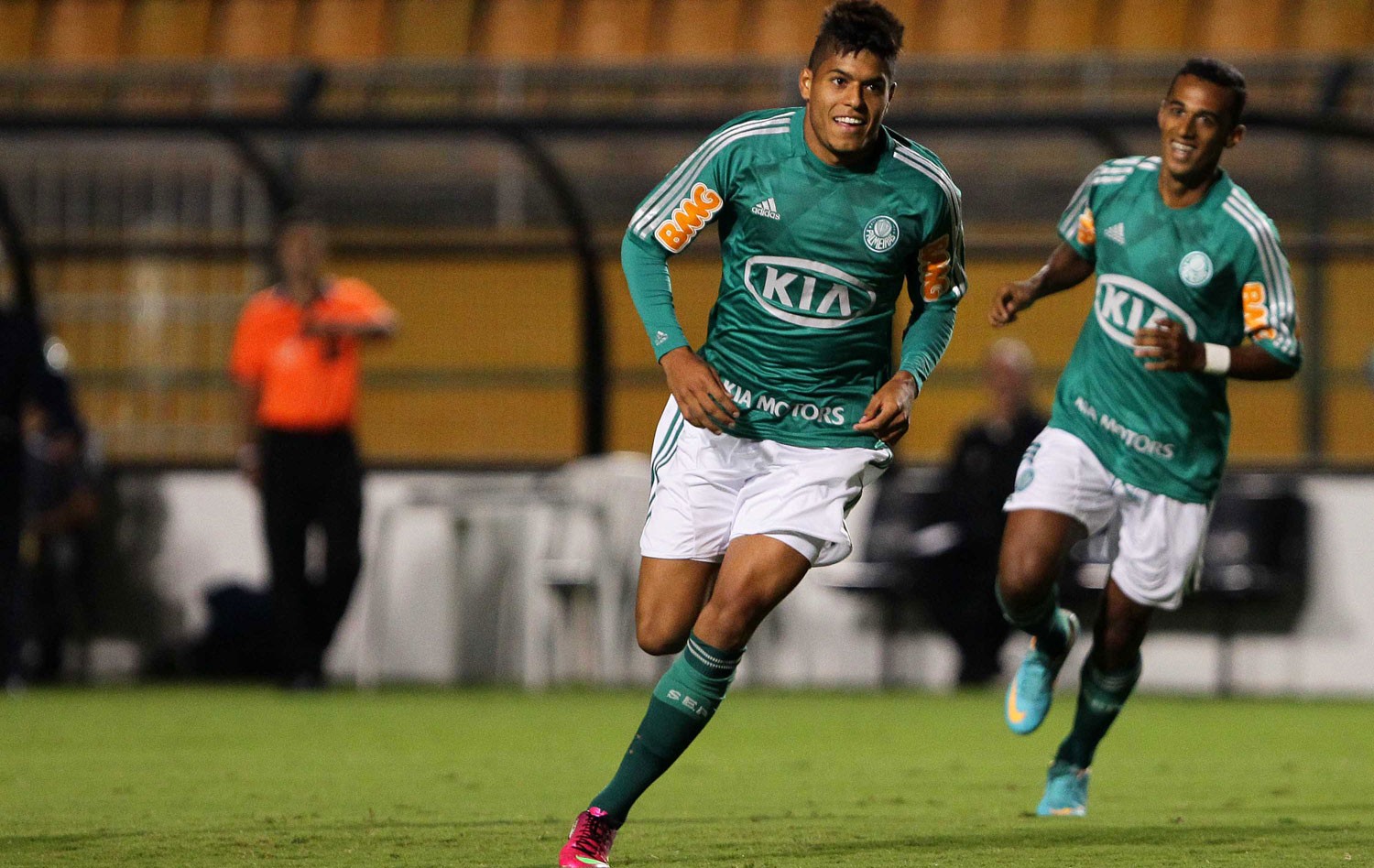 EXCLUSIVO: Empréstimo é confirmado até o final do ano e Leandro já treina na Vila Belmiro - Por Raony Coronado