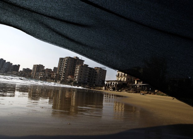 Hotéis desertos de Varosha são vistos à distância, em foto de janeiro (Foto: AP Photo/Petros Karadjias)