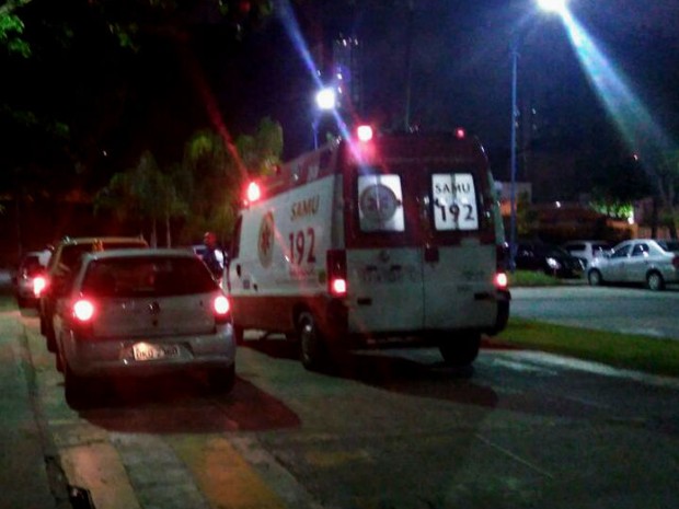 Ambulância do Samu em campus da UFBA na noite desta quarta-feira (7) (Foto: Thamires Assad/TV Bahia)