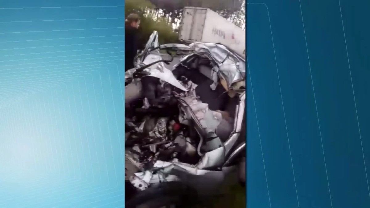 Motorista morre em acidente entre carro e duas carretas em Palmeira - Globo.com