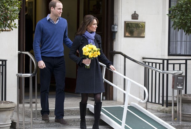 Willaim e Kate deixam hospital em Londres nesta qunta-feira (6) (Foto: AP)