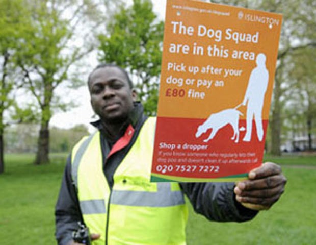Guarda exibe cartaz que mostra o valor da multa aplicada aos donos de cães. (Foto: Divulgação/Islington Council)