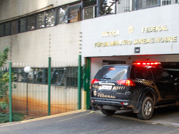 Movimentação na tarde desta nesta sexta-feira (24) em frente ao Fórum Ministro Jarbas Nobre da Justiça Federal, na Bela Vista, em São Paulo (Foto: Marco Ambrosio/Estadão Conteúdo)