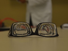 Aparelho combina lentes para aumentar a quantidade de informação registrada pela retina das pessoas com visão tubular (Foto: Diogo Almeida/G1)
