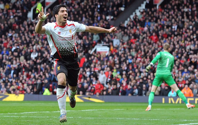 Luis Suarez comemora, Manchester United x Liverpool (Foto: AFP)