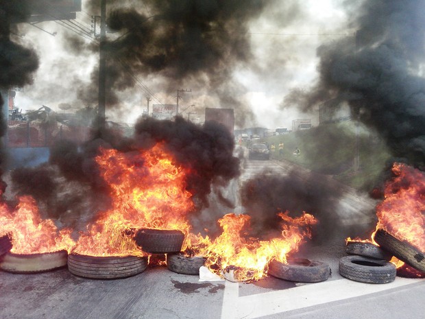 Protesto começou por volta de 8h30 (Foto: Luiz Souza/RBS TV)