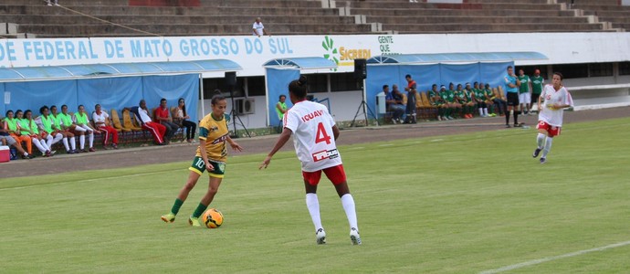 Lance entre Comercial-MS e Picos-PI no estádio Morenão, pela Copa do Brasil feminina (Foto: Hélder Rafael)