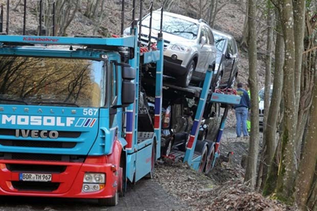 Em março de 2011, um motorista de um caminhão cegonha disse que ficou preso em uma estrada que passa em uma área de floresta perto de Greimersburg, oeste da Alemanha, porque confiou em seu dispositivo de navegação (GPS) (Foto: Thomas Frey/AFP)