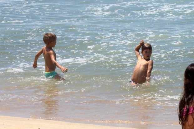 Filhos de Rodrigo Hilbert na praia (Foto: J.Humberto/AgNews)