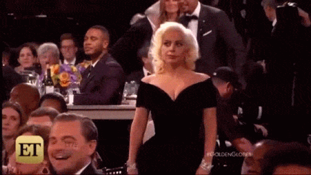 Reação de Leonardo DiCaprio enquanto Lady Gaga caminhava até o palco para receber o prêmio no Globo de Ouro virou meme (Foto: Reprodução/YouTube/ET)