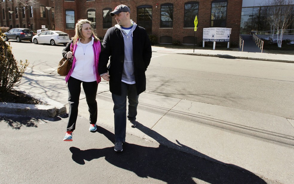 Roseann Sdoia e seu namorado, Mike Materia, caminham após uma consulta médica em Newton, Massachusetts, em foto de 18 de março de 2014 (Foto: AP Photo/Charles Krupa)