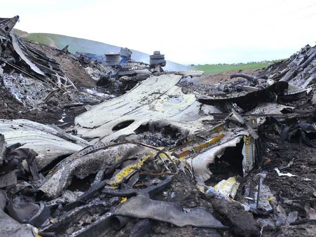 Destroços do avião após explosão na manha desta sexta-feira (3) no Quirguistão (Foto: AFP PHOTO/ SABYR AILCHIYEV)