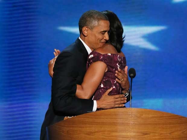 O presidente dos EUA, Barack Obama, é recebido pela mulher, a primeira-dama Michelle Obama, no ultimo dia da convenção do Partido Democrata. (Foto: AFP Photo)