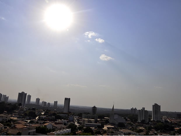 Cuiabá registra mais de 40ºC e a umidade chega a 12% nesta segunda-feira (Foto: Denise Soares/G1 MT)