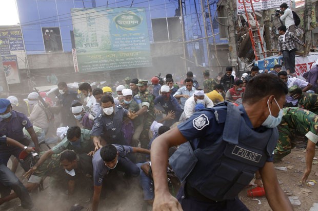 Pessoas correm após ouvirem alguém falar que outro prédio iria cair em Bangladesh  (Foto: Andrew Biraj/Reuters)