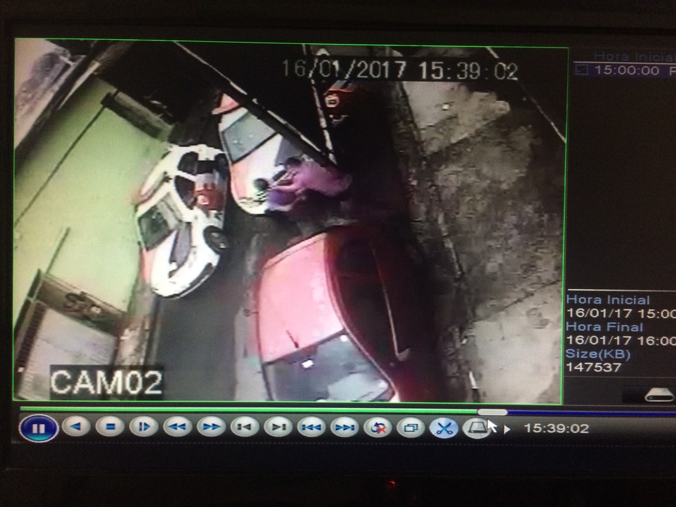 Mecânico é levado por policial após sofrer as agressões em sua oficina, em Itapevi. Ele morreu pouco mais de três horas depois disso (Foto: Glauco Araújo)