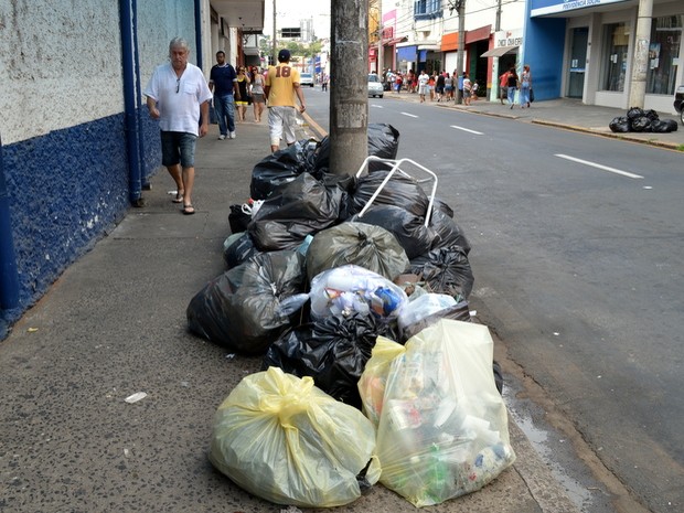 Documentos bancários ficam expostos em lixo em frente a agência no Centro de Piracicaba (Foto: Fernanda Zanetti/G1)