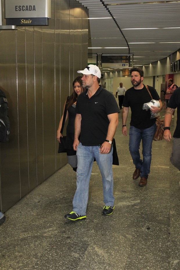 Russell Crowe chegando do Rio de Janeiro (Foto: Francisco Silva e Delson Silva/AgNews)