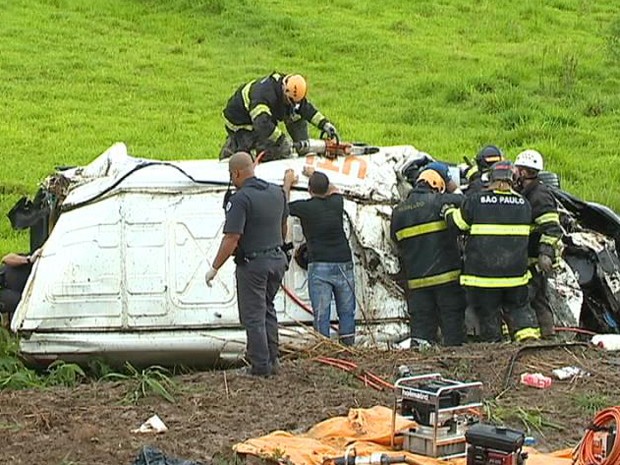 Bombeiros resgataram vítimas que estavam presas no veículo (Foto: Reprodução/TV Fronteira)