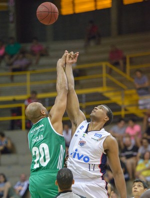 Lucas Mariano e Tiagão, Franca e Palmeiras, NBB (Foto: Newton Nogueira / LNB)