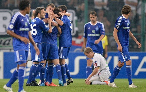 Taras Mikhalik gol Dínamo de Kiev (Foto: AP)