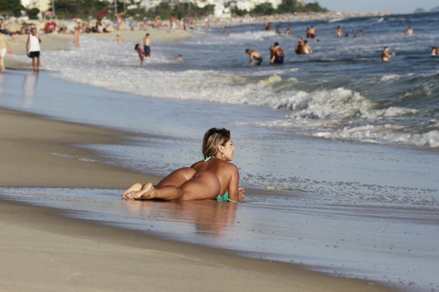 Gil Jung na praia da Barra, no Rio (Foto: Dilson Silva/AgNews)