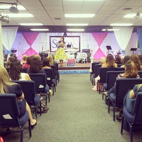 Sarah Sheeva em culto em Orlando, nos Estados Unidos (Foto: Instagram/ Reprodução)