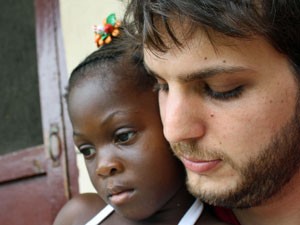 <b>Vinicius Zanotti</b> com uma criança liberiana (Foto: Divulgação) - vinicius-zanotti
