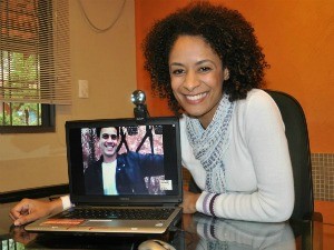 Priscila mostra o namorado ao G1 pela webcam (Foto: Helder Rafael/G1 MS)