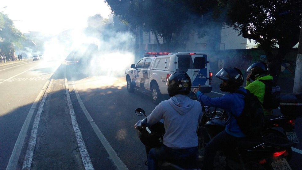 Tropa de choque atua para dispersar manifestantes na Curva do Saldanha, em Vitória (Foto: Kaíque Dias/ CBN Vitória)