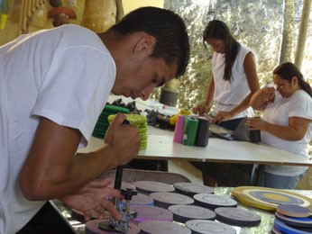 Thiago corta círculo de emborrachado que vão enfeitar escultura. (Foto: Luna Markman/G1)