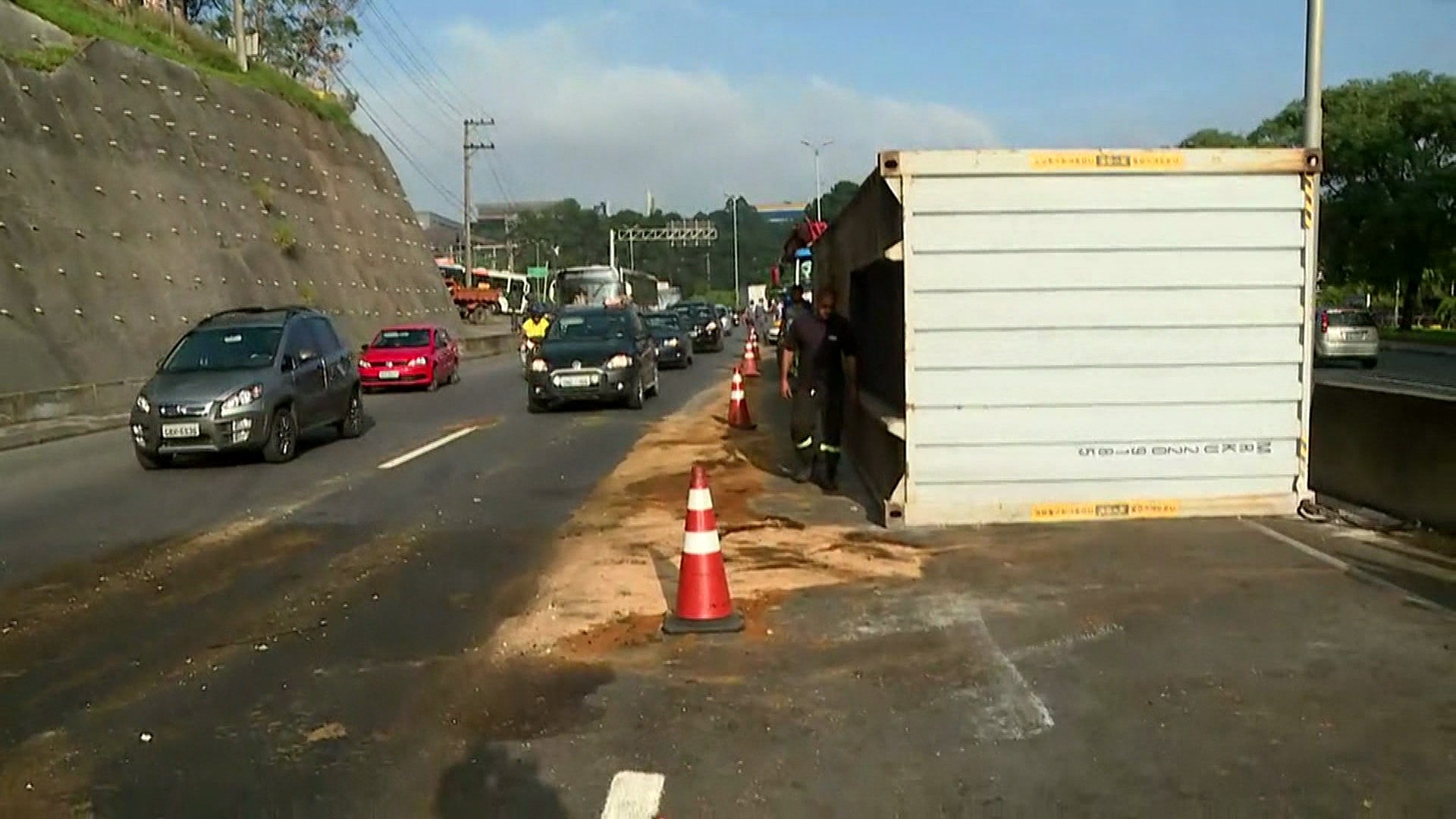 Caminhão tomba na Rodovia Raposo Tavares, em Cotia | São ... - Globo.com