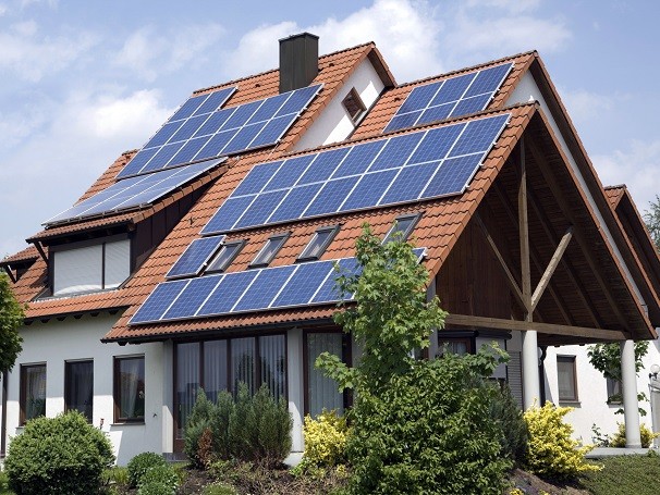 Paineis solares podem ser instalados sobre telhas de cerâmica, sem a necessidade de reforço de estrutura (Foto: Thinkstock/ Getty Images)