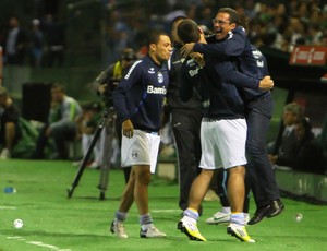 Luxa comemora gol de Marcelo Moreno com André Lima (Foto: Lucas Uebel/Grêmio FBPA)