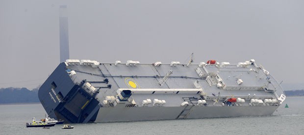 O Hoegh Osaka tombou de lado ao encalhar em Southampton, na Inglaterra (Foto: Marcolm Wells/AFP)