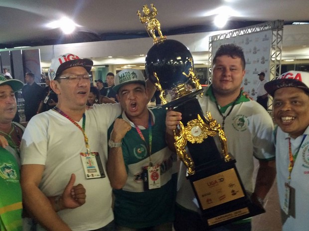 Diretores da Mancha Verde exibem a taça de campeã do Grupo de Acesso em SP (Foto: Carolina Dantas/G1)