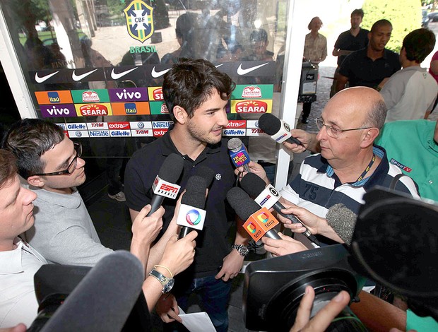 Alexandre Pato na chegada da Seleção ao hotel em Hamburgo (Foto: Mowa Press)