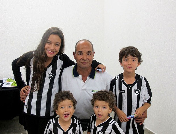 Pai de Loco Abreu, com os netos Valentina, Franco, Facundo e Diego (Foto: Thales Soares / Globoesporte.com)
