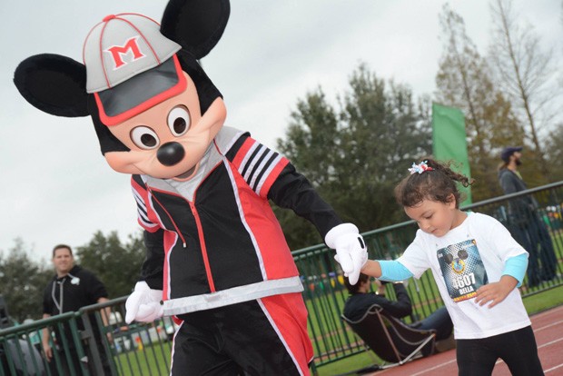 Personagens Disney participam de largada e chegada das corridas. (Foto: Walt Disney Parks/Divulgação)