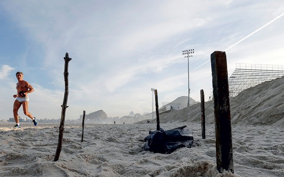 Corpo na praia de Copacabana perto da arena olímpica de vôlei (Foto: Sergio Moraes/Reuters)