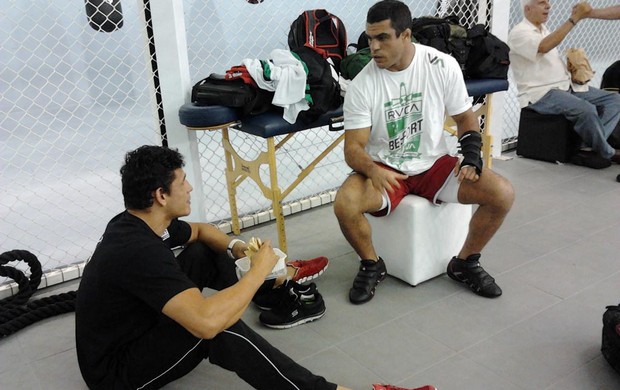 Cezar Mutante conversa com Vitor Belfort MMA (Foto: Ivan Raupp / Globoesporte.com)