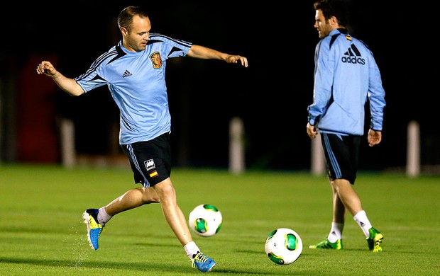 Iniesta treino Espanha (Foto: AP)