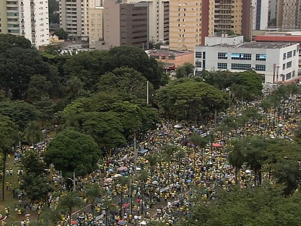 Manifestantes se reúnem na Praça Tamandaré, em Goiânia, Goiás (Foto: Reprodução/ TV Anhanguera)