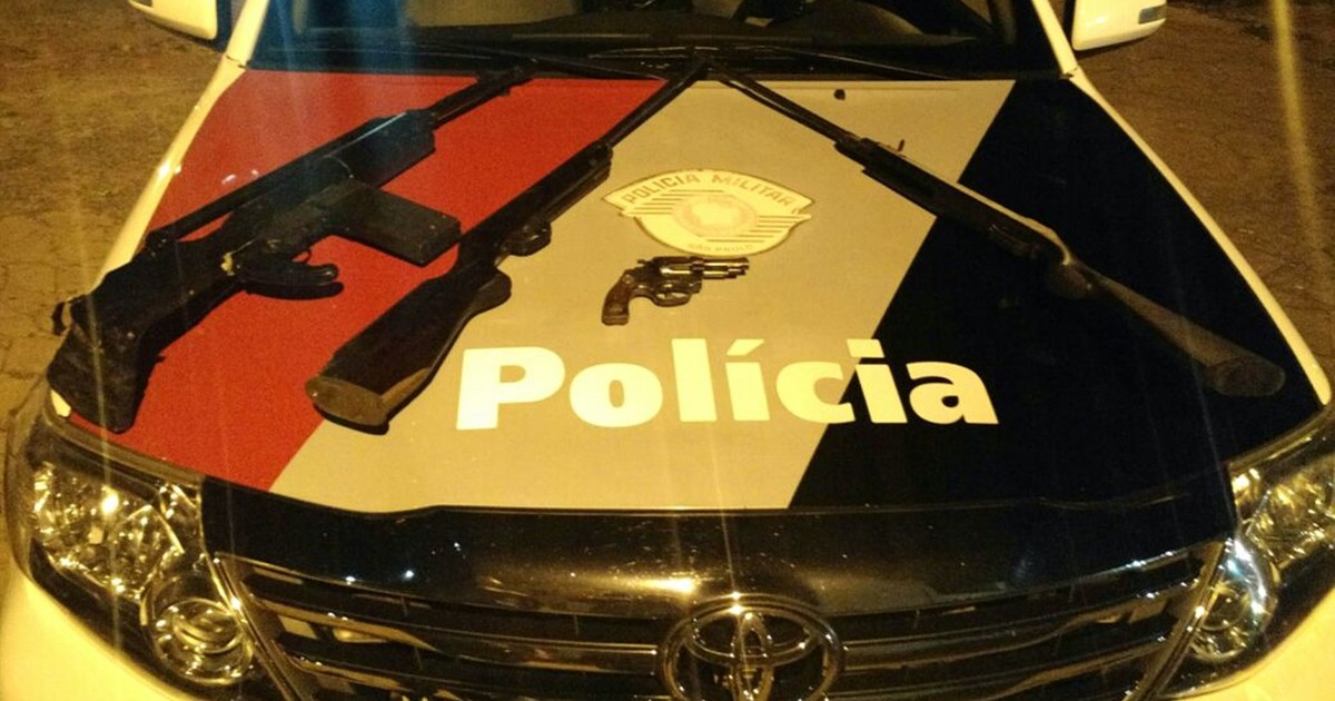 G1 Homem é detido armas e réplica de fuzil em bairro de Araçatuba