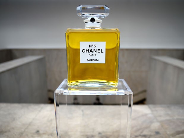 Frasco do perfume Chanel N°5 em exposição no Palais de Tokyo (Foto: Eric Feferberg/AFP)