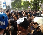 Policia para manifestante com máscara (Alba Valéria Mendonça/G1)
