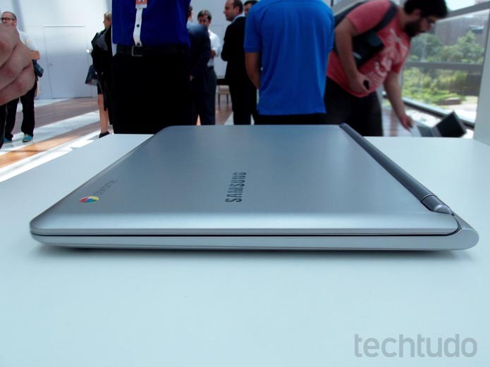 Chromebook da Samsung traz hardware simples, mas tem belo acabamento (Foto: Paulo Alves/TechTudo) Chromebook da Samsung traz hardware simples, mas tem belo acabamento (Foto: Paulo Alves/TechTudo)
